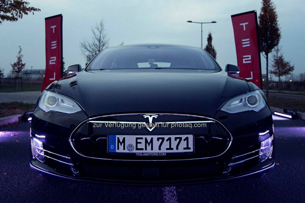 Tesla Model S P85D recently made its first appearance in Europe, accelerating from 0 to 100km in 3.4 seconds on a runway in Berlin.  Source: http://facebook.com/teslamotors, © Aussender (15.11.2014) 