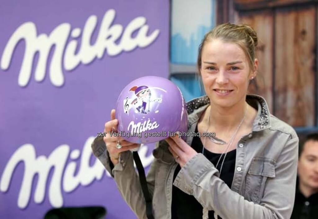 Tina Maze, Milka-Helm http://www.voestalpine.com/wmblog/2013/02/05/zu-besuch-bei-den-milka-ski-girls-und-ihren-glucksbringern/#.UREeuI7aK_Q, © <a href=