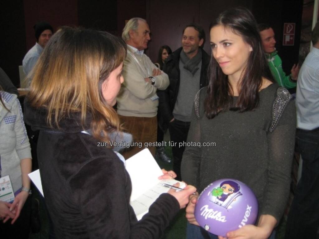 Johanna mit Elena Curtoni, die ihren neuen Milka-Helm trägt ... http://www.voestalpine.com/wmblog/2013/02/05/zu-besuch-bei-den-milka-ski-girls-und-ihren-glucksbringern/#.UREeuI7aK_Q, © <a href=