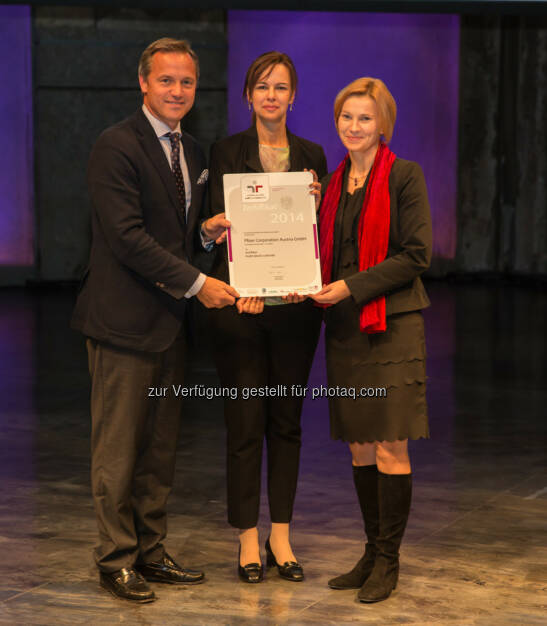 Robin Rumler (Geschäftsführer Pfizer Austria), Bundesministerin Sophie Karmasin und  Angelika Haydn (Vertreterin der Pfizer Austria Fair Play Networkgruppe): Pfizer Corporation Austria erhält erneut Vollzertifikat audit berufundfamilie, © Aussender (17.11.2014) 