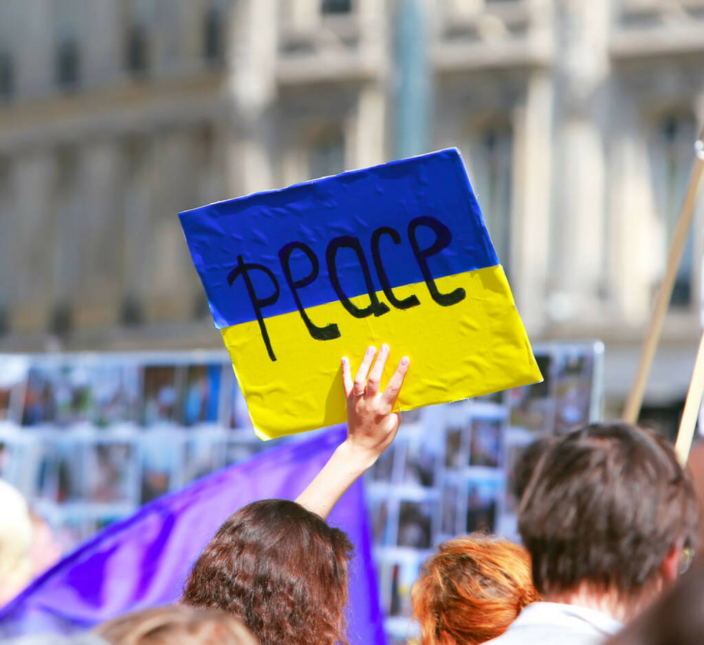 peace, Friede, Ukraine, http://www.shutterstock.com/de/pic-210241717/stock-photo-peace-sign-on-the-ukrainian-flag-in-protest-manifestation-against-war-in-ukraine.html, © www.shutterstock.com (17.11.2014) 