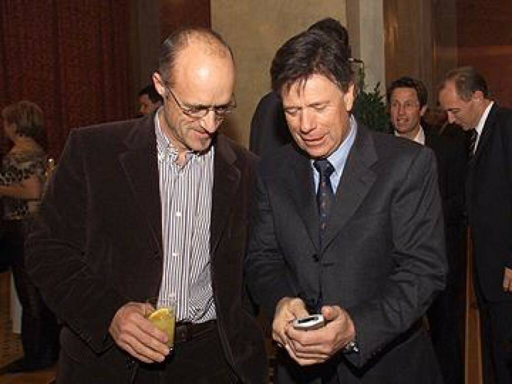 Peter Schröcksnadel zeigt Toni Innauer sein neues Handy (17.11.2014) 