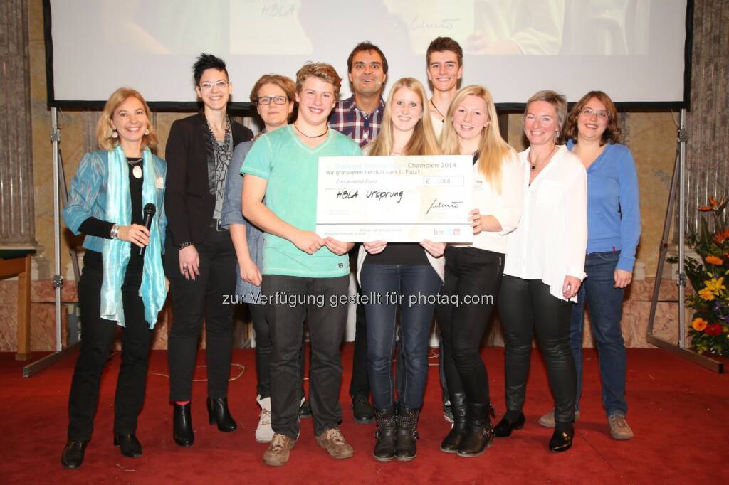 Die Preisträger/innen des ersten Sparkling Science-Slam Österreichs - Schüler/innen und Lehrer/innen der HBLA Ursprung mit Science Slammer Bernhard Weingartner und Wissenschaftler/innen der Uni Salzburg, © Aussender (17.11.2014) 