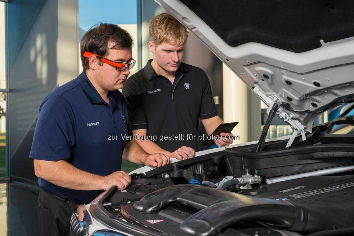 BMW Group testet Datenbrille zur Qualitätssicherung in der Produktion.