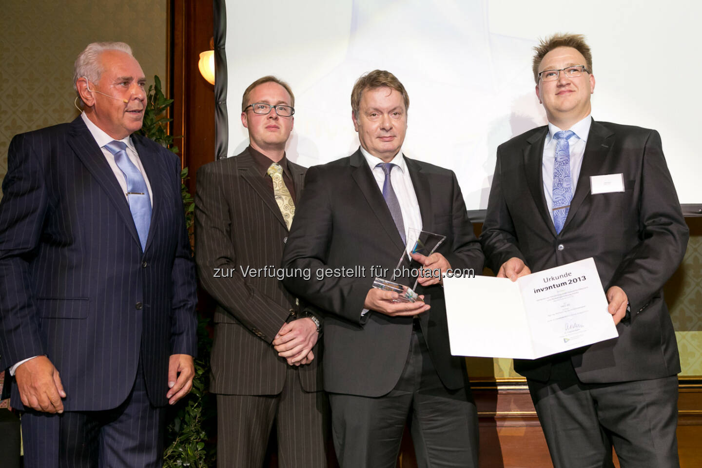 Friedrich Rödler, Präsident des Österreichischen Patentamtes (l.) überreicht den Inventum Award in Bronze an die FACC-Vertreter Gernot Schneiderbauer, R&D Engineer (2.vl.), Hermann Filsegger, Head of Engineering (3.vl.) und Olaf Roock, Senior Program Manager Automation & Industrial Engineering (r.) - FACC AG wurde am 18.11.2014 vom Österreichischen Patentamt für die Entwicklung eines integralen Flügelkastens für Flugzeuge mittels neuem Infusions-Herstellverfahren mit dem renommierten österreichischen Erfinderpreis „Inventum“ ausgezeichnet. (Bild: Österreichisches Patentamt/APA-Fotoservice/Schedl)