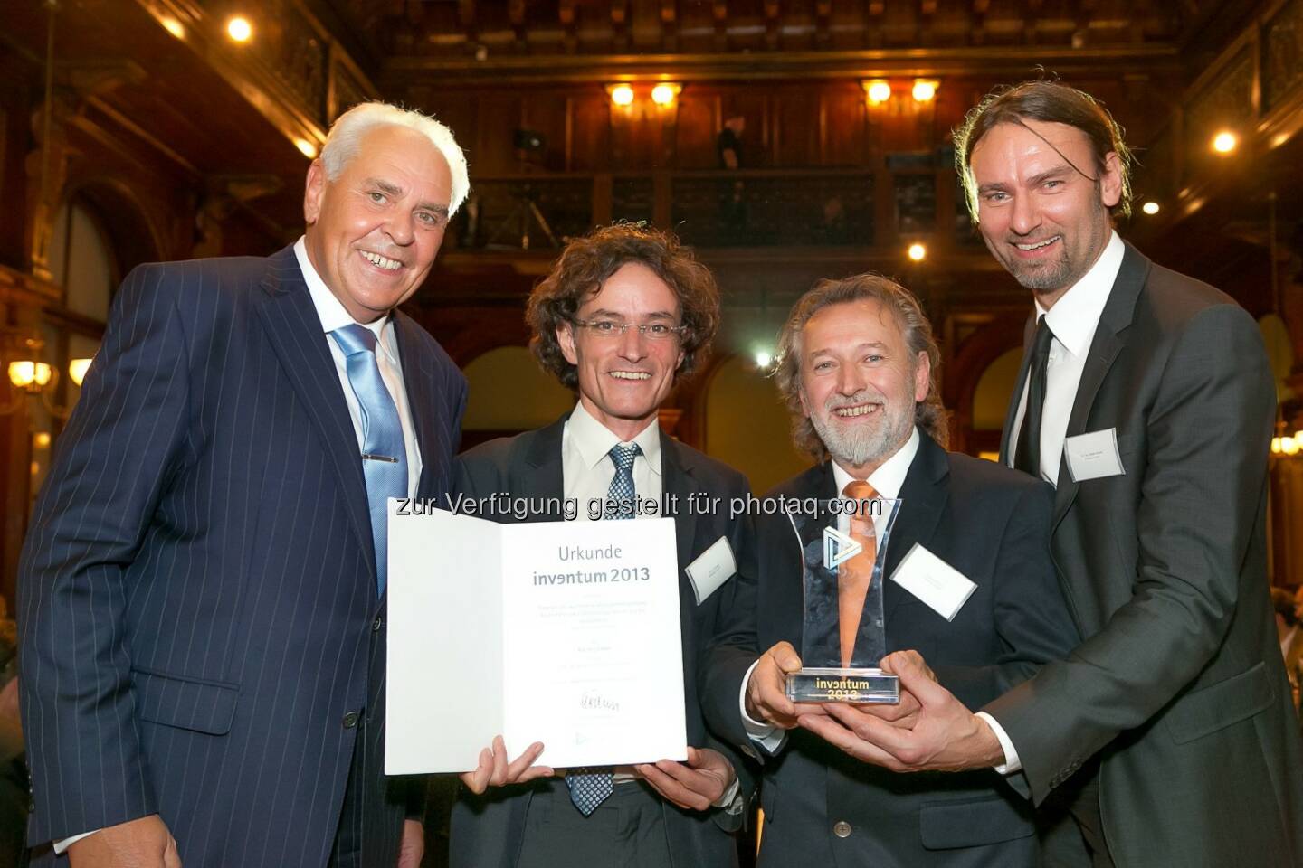 Friedrich Rödler (Präsident des Österreichischen Patentamtes) mit den Siegern für das Patent des Jahres 2013 - And the Inventum goes to Kielsteg! (Bild: Österreichisches Patentamt/APA-Fotoservice/Schedl)