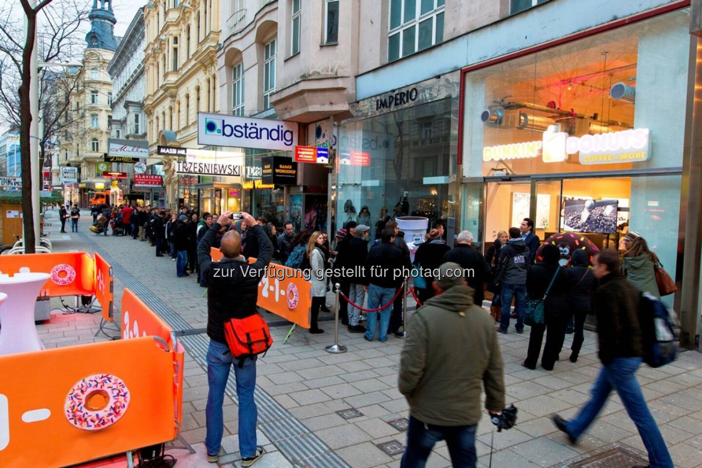 Schlange vor dem Geschäft