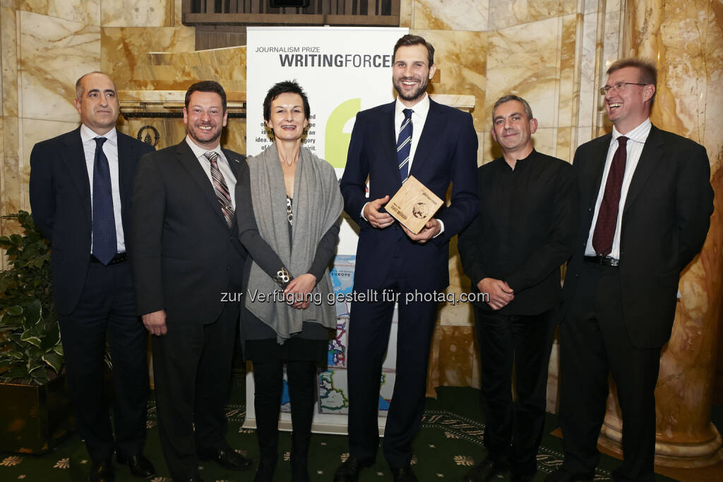 Francesco Giordano (UniCredit Bank Austria), Michael Lang (APA – Austria Presse Agentur), Cornelia Vospernik (Laudatorin und Mitglied der Jury; ORF), Takis Würger (Preisträger 2014), Ehrengast Wladimir Kaminer (deutsch-russischer Schriftsteller), Edgar Schütz (Moderator; APA).: APA - Austria Presse Agentur: Spiegel-Journalist Takis Würger gewinnt Writing for CEE 2014, © Aussender (20.11.2014) 