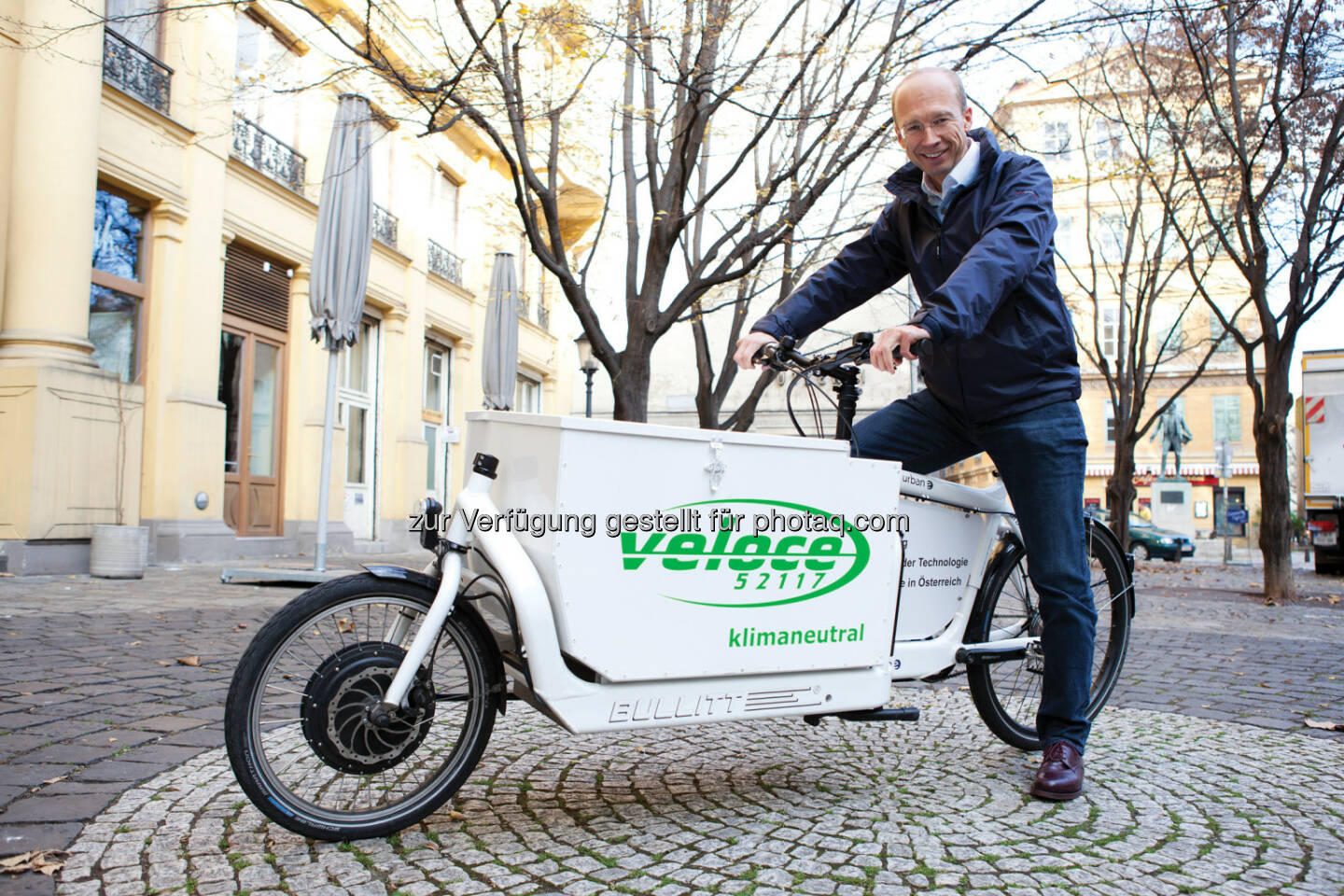 Paul Brandstätter, Geschäftsführer von Veloce am E-CargoBike: Veloce ventures GmbH: Veloce schickt E-CargoBikes ins Rennen