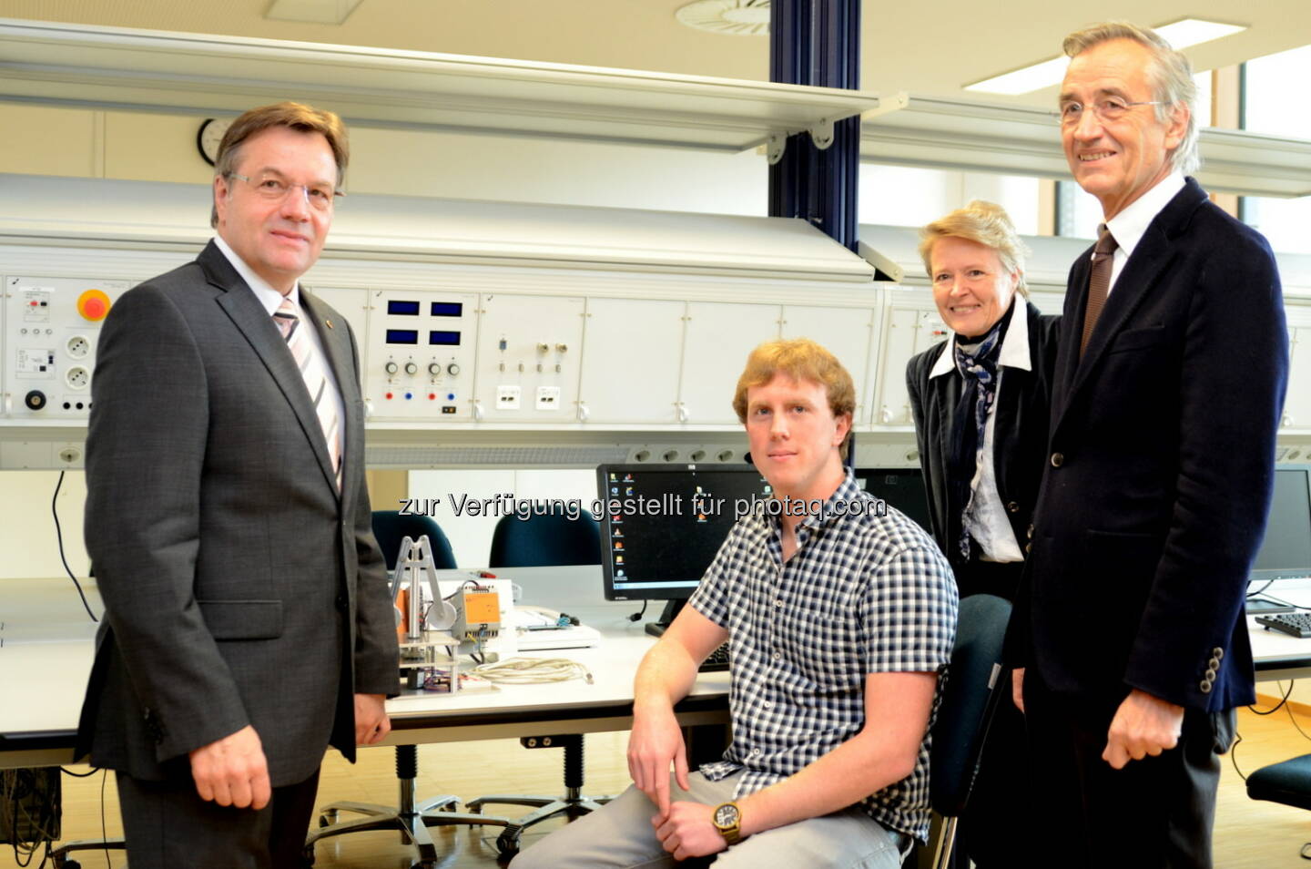 Tirols Landeshauptmann Günther Platter, UMIT-Rektorin Sabine Schindler und LFU-Rektor Tilmann Märk zogen eine positive Bilanz über fünf Jahre universitäres Mechatronik-Studium in Tirol und gratulierten Phillip Kronthaler, dem ersten Diplom-Ingenieur aus diesem Studium.: UMIT- The Health & Life Sciences University: Fünf Jahre universitäres Mechatronik-Studium in Tirol als Erfolgsgeschichte