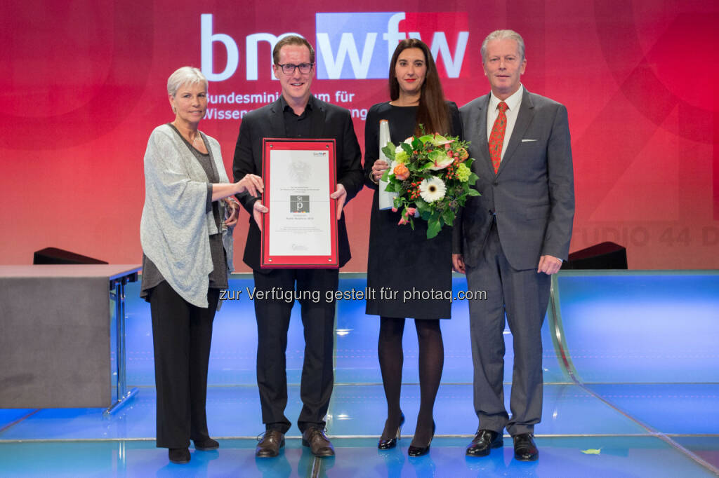 Mitterlehner (Bundesminister für Wissenschaft, Forschung und Wirtschaft) zeichnete Projekt BUS:STOP Krumbach mit Staatspreis PR aus (Bild: M.Silveri/BMWFW), © Aussendung (21.11.2014) 