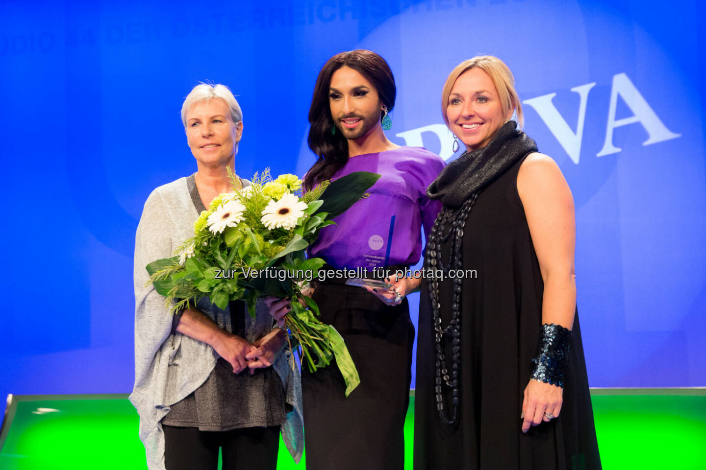 Ingrid Vogl (PRVA-Präsidentin), Conchita Wurst (Preisträgerin), Daniela Enzi (Juryvorsitzende): PRVA Public Relations Verband Austria: Conchita Wurst ist die Kommunikatorin des Jahres 2014