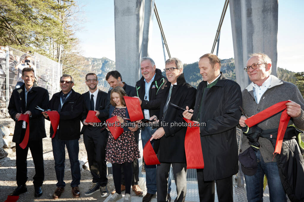 Paul Nessler, Arch. Armin Walch, Martin Kathrein, Stefan Lochbihler mit Tochter Sophie, Hermann Ruepp, Bgm. Alois Oberer, LHStv. Josef Geisler, VizeBgm. Dietmar Koler: Tourismusverband Naturparkregion Reutte: Eröffnung der highline179 am Samstag 22. November 2014, © Aussender (24.11.2014) 