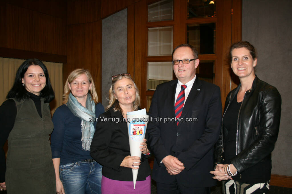 Sandra Nuspl (MiT-JiP Projektleiterin, JKU), Annemarie Thallner (Fachinspektorin, Landesschulrat für OÖ), Margit Waid (Leiterin der Abteilung Gleichstellungspolitik der JKU), Wilfried Nagl (Landesschulinspektor, LSR OÖ), Gabriele Anderst-Kotsis (Vizerektorin für Forschung, JKU), © JKU (24.11.2014) 