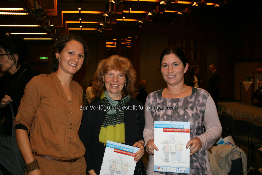 Susanne Kaufmann (li., Projektkoordinatorin MiT-JiP, JKU) mit zwei Pädagoginnen mit Zertifikaten, © JKU (24.11.2014) 