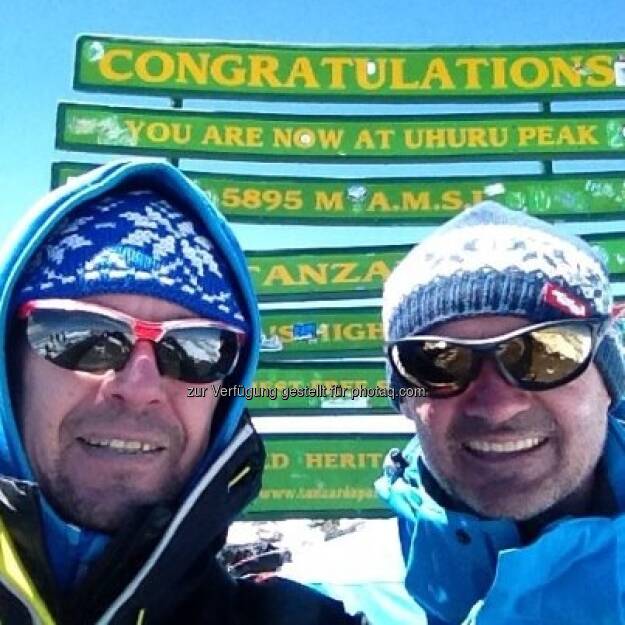 4.2. mit Christoph am Summit bei herrlichem Wetter :-) ... nach 3 Tagen im Cratercamp auf 5650m ohne Chance auf einen Flug gestern 3900 HM zu Fuß vernichtet :-(, © Karl Mauracher (07.02.2013) 