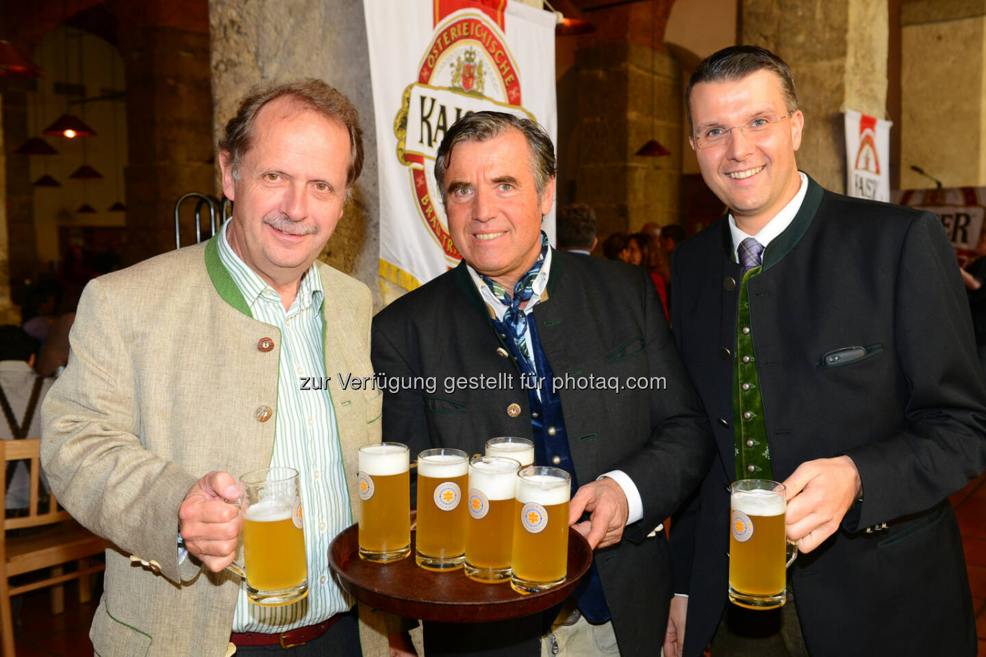 Brau Union Österreich Generaldirektor Markus Liebl, Hans Kreuzer / Wirt Braugasthof Hofbräu Kaltenhausen, Friedrich Weidinger / Regionaler Verkaufsdirektor Brau Union Österreich - Kaltenhauser Gstanzlsingen 2015: Kartenvorverkauf gestartet (Bild: Laux Manfred)