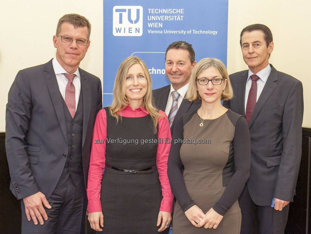 Michael Utvary (Geschäftsführer der Initiative Pro Steildach), Roswitha Wachtler (meinungsraum.at Studienleiterin „Steildächer in Österreich“), Michael Walter (Geschäftsführer der Initiative Pro Steildach), Iva Kovacic (Institut für Industriebau und interdisziplinäre Bauplanung der TU Wien), Alfred Steingress (Sprecher der Initiative Pro Steildach): Putz & Stingl Event, Public Relations und Werbung GmbH: TU-Studie: Steildächer bieten Kosteneffizienz und Raumflexibilität, © Aussender (25.11.2014) 