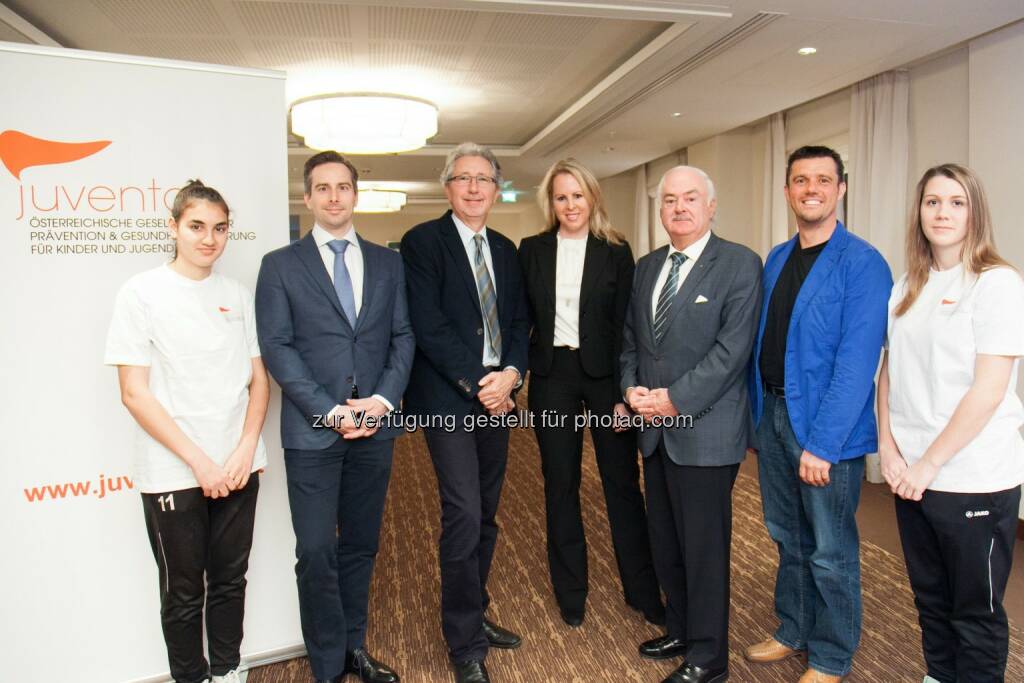 Fatma Sahin (Fußballerin), Christof Radler (Orthopäde, Juventas Medizinischer Beirat), Miklos Pinter (Pädiater, Juventas Obmann), Kathrin Hoffmann (Juventas Gründungsmitglied), Kurt Widhalm (Pädiater, Juventas Medizinischer Beirat), Karlheinz Piringer (Sportlehrer, Juventas Gründungsmitglied), Tatjana Wimmer (Fußballerin): Juventas - Ombudsverein für Gesundheit von Kindern und Jugendlichen stellt Fortsetzung von Mutter-Kind-Pass vor (25.11.2014) 