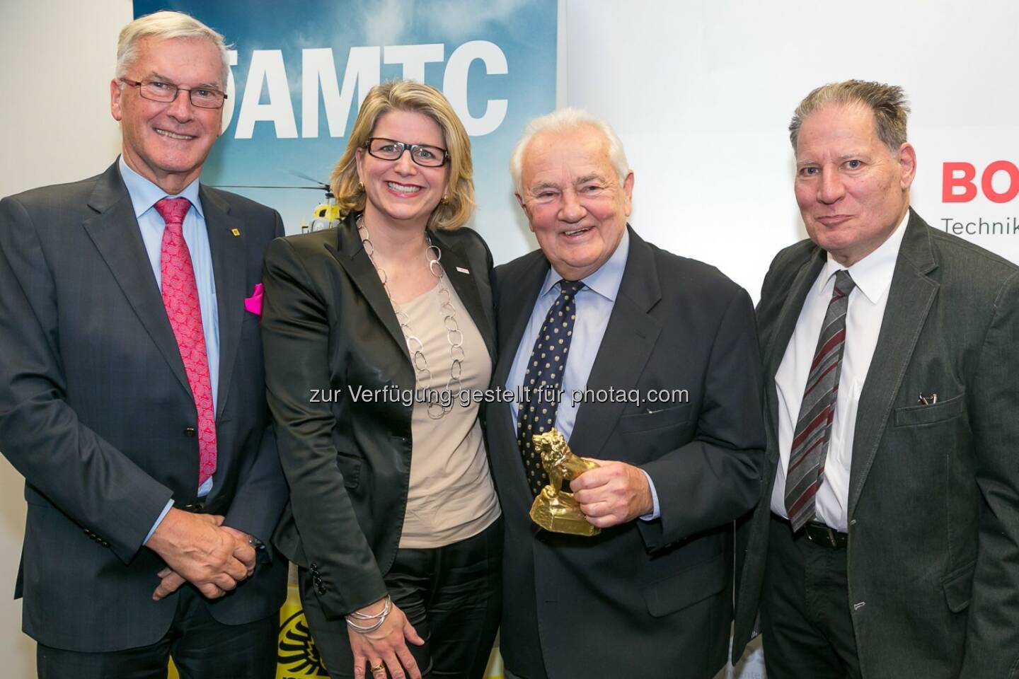 Werner Kraus (ÖAMTC-Präsident), Angelika Kiessling (Leiterin Bosch-Unternehmenskommunikation), Alfred Staffen (Preisträger), Heinz Clostermeyer (AMV-Präsident): Robert Bosch AG: Bela Barenyi-Preisverleihung 2015