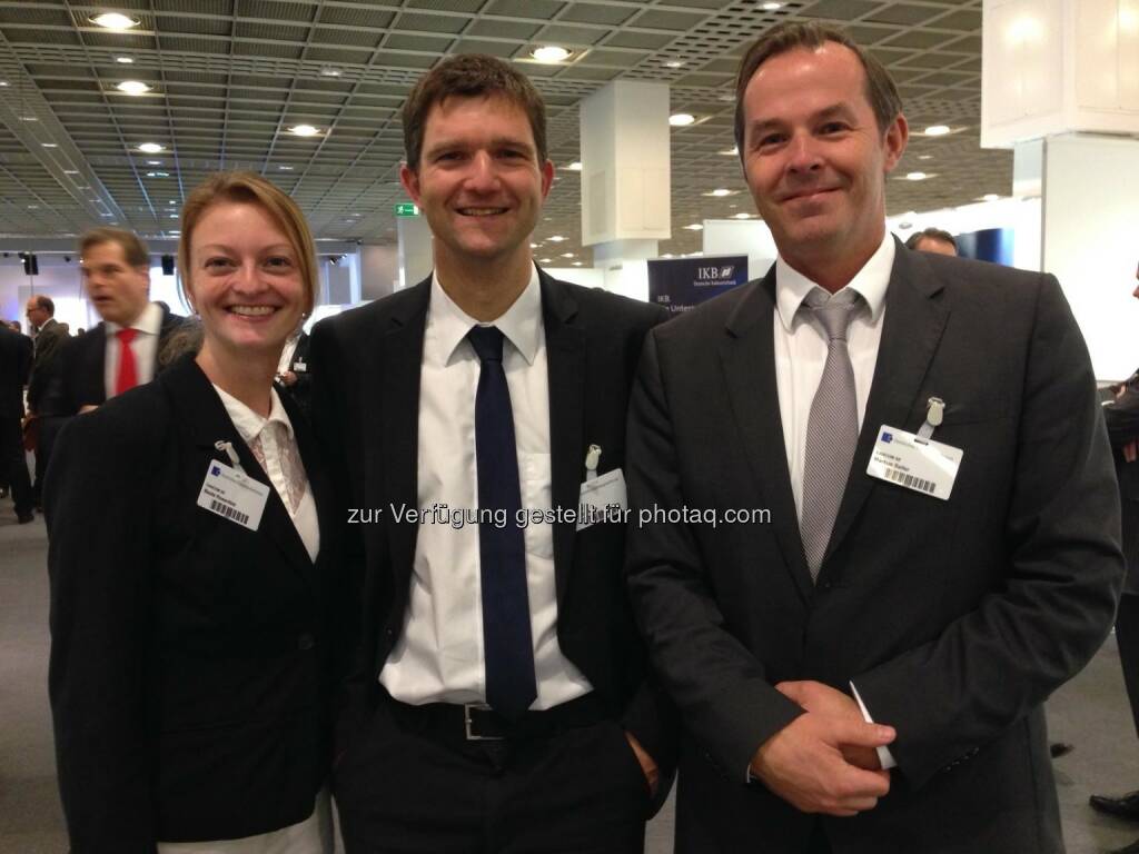 Cancom: Schöne Grüße von der Deutschen Börse in Frankfurt. Beate Rosenfeld, Thomas Stark und Markus Saller stellen sich den hartnäckigen Fragen interessierter Investoren.  Source: http://facebook.com/CANCOM (26.11.2014) 