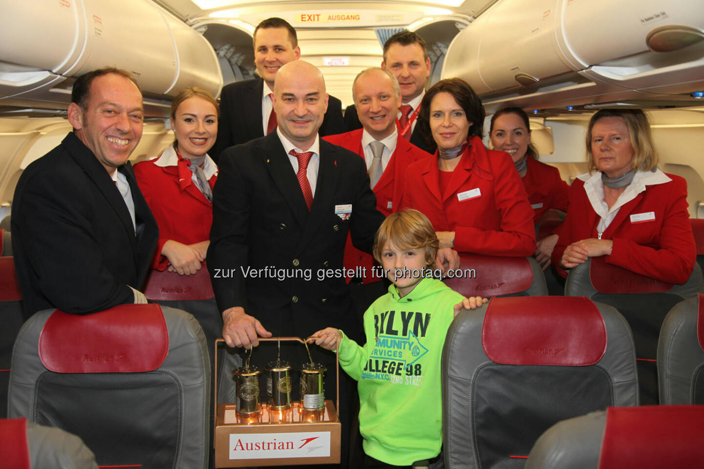 Gestern Abend brachte Austrian Airlines das ORF Friedenslicht mit dem Flug OS 858 aus Tel Aviv nach Wien. Begleitet wurde der Transport von dem diesjährigen Friedenslichtkind Tizian Ronacher, dem ORF Oberösterreich Team Günther Hartl und Sabina Korntner sowie von Austrian Sicherheitsbeauftragten.