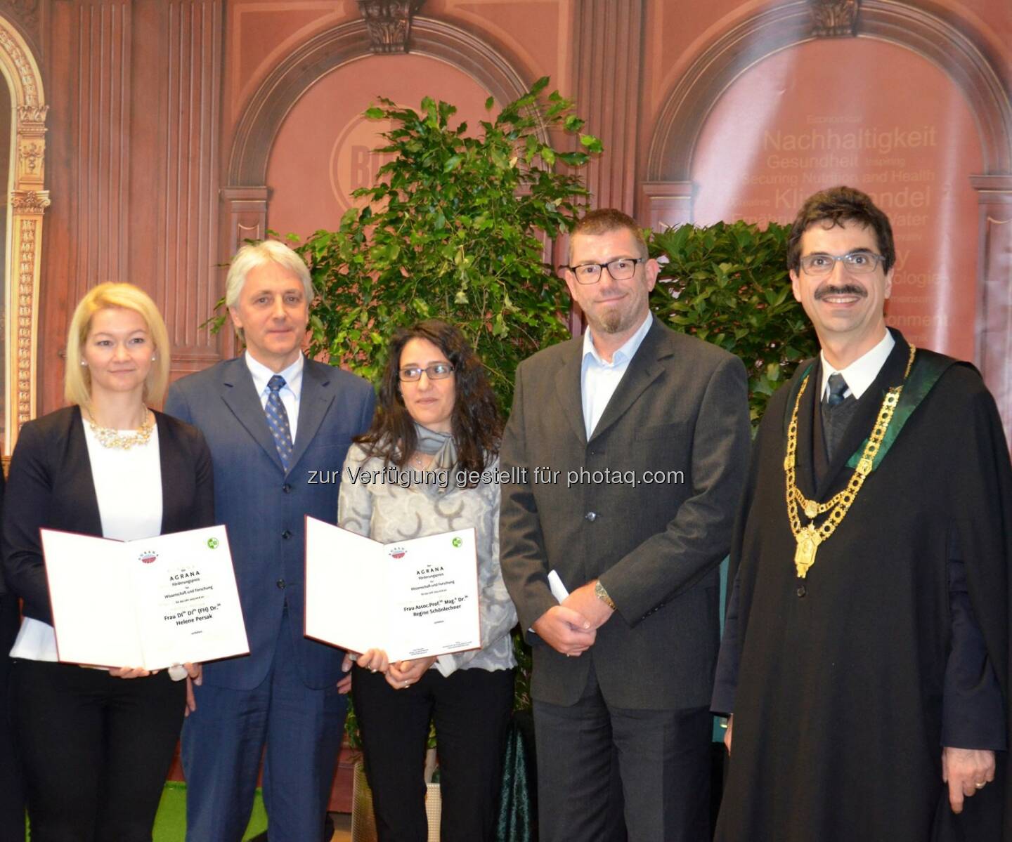 AGRANA verlieh bereits zum 16. Mal ihren Förderungspreis für Wissenschaft und Forschung. Dr. Fritz Gattermayer, Vorstandsdirektor der AGRANA Beteiligungs-AG und Absolvent der Universität für Bodenkultur, übergab heute im Rahmen eines Festaktes an der Universität für Bodenkultur (BOKU) in Wien den Forschungsförderungspreis an Dr. Regine Schönlechner und Dr. Helene Persak.
Foto v.l.: Preisträgerin Dr. Helene Persak, AGRANA Vorstand Dr. Fritz Gattermayer, die zweite Preisträgerin des AGRANA Forschungsförderungspreises Regine Schönlechner, Laudator Dr. Clemens Karl Peterbauer sowie BOKU Wien Rektor Univ. Prof. Dr. Martin Gerzabek  Source: http://facebook.com/AGRANA.Group