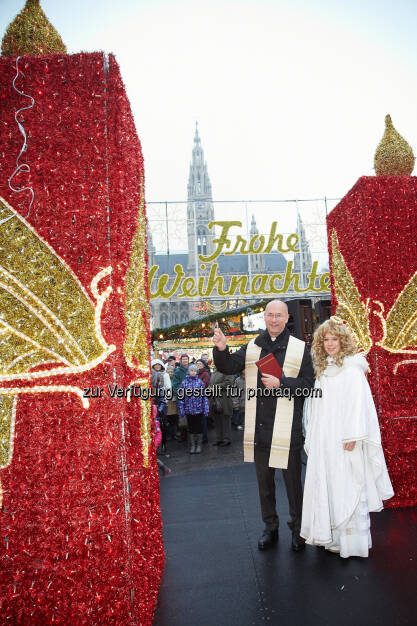 Dompfarrer Toni Faber segnete Adventkranz am Rathausplatz (Bild: Zenker&Co/APA-Fotoservice/Preiss), © Aussender (01.12.2014) 