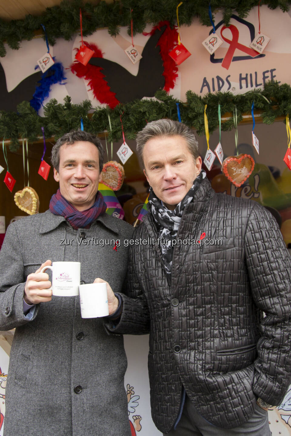 Philipp Dirnberger von der Aids Hilfe Wien und Schauspieler und Moderator Alfons Haider laden am heutigen Welt-Aids-Tag zum Charity-Punsch beim Pink Christmas in Vienna. (Bild: Juergen Hammerschmid)
