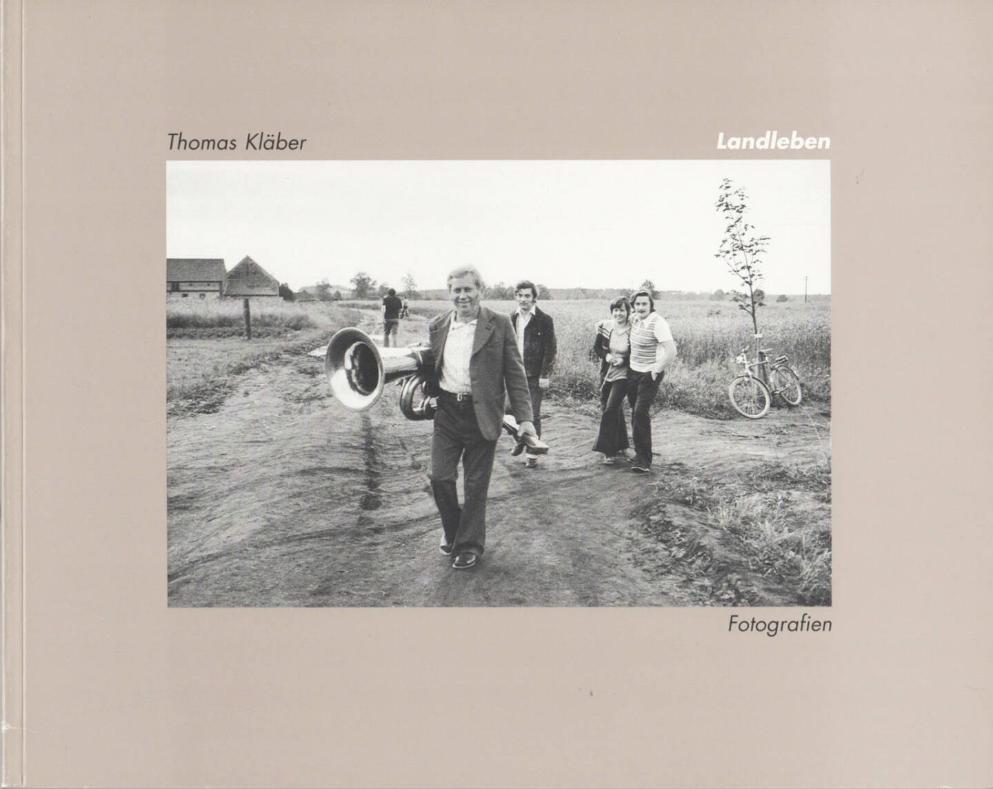 Thomas Kläber - Landleben. Fotografien, Druck, Repro und Verlag Gmbh 1993, Cover - http://josefchladek.com/book/thomas_klaber_-_landleben_fotografien