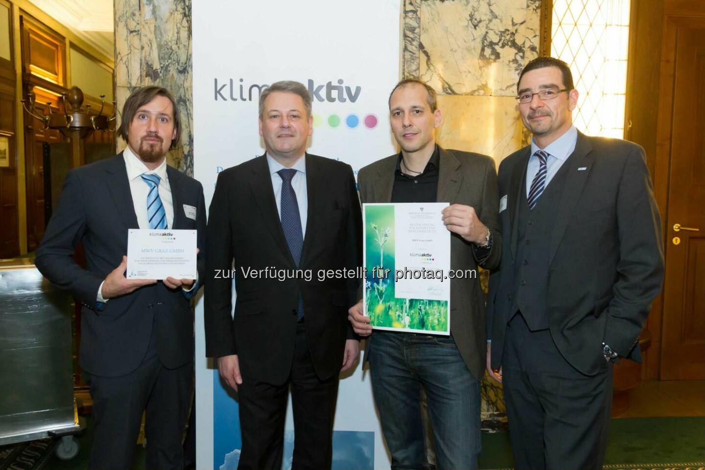 Rene Tanner (Energiemanager MWV Graz), BM Andrä Rupprechter, Wolfgang Schwarz (Umweltmanager MWV Graz), Peter Szabó (Geschäftsführer MWV Graz). MWV Graz erhält klimaaktiv Energieeffizienz Auszeichnung. Quelle: BMFLUW; FotografIn: Jana Madzigon