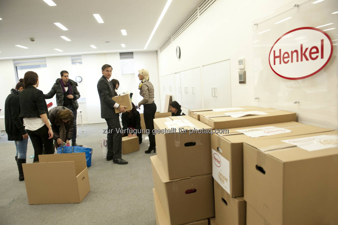 Henkel Central Eastern Europe: Henkel CEE unterstützt soziale Projekte das ganze Jahr hindurch: Henkel-Mitarbeiter sammeln am „Corporate Volunteering Day“ Waren des täglichen Bedarfs und spenden diese an karitative Einrichtungen