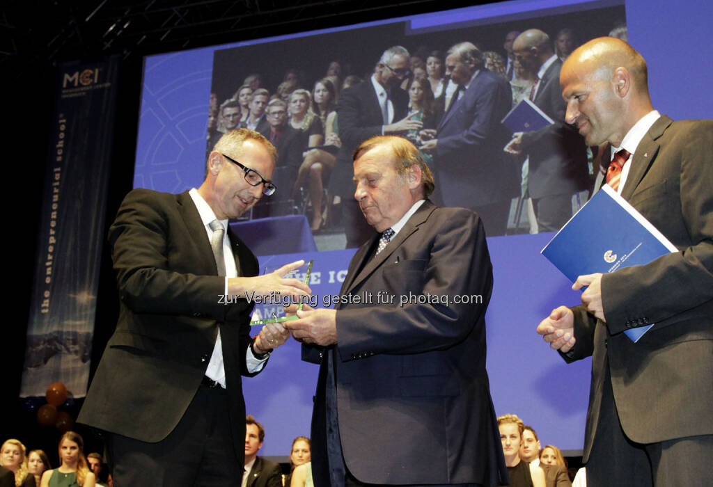 MCI Rektor Andreas Altman, Georg Lamp (Preisträger ICE Award), FH-Prof. Hubert J. Siller (MCI): MCI Management Center Innsbruck: Lifetime Award an Georg Lamp - Langjähriger Congressleiter wird Fellow of The ICE, © Aussendung (05.12.2014) 