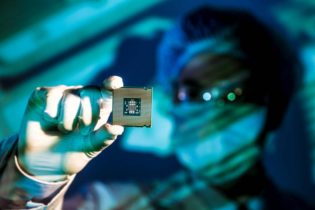 Microchip, Computerchip, Computer, chip, speichern, Daten, Elektronik, IT, Internet, Sicherung, Datensicherung, http://www.shutterstock.com/de/pic-183590216/stock-photo-cropped-image-of-an-engineer-holding-computer-microchip-on-the-foreground.html (05.12.2014) 