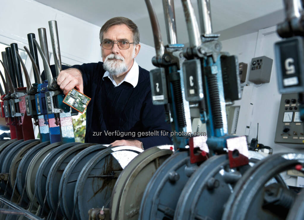 Peter Faubel hat Radsensoren so weiterentwickelt, dass sie die Messdaten der Züge drahtlos funken können. Siemens-Erfinder für innovative Bahntechnik ausgezeichnet. Copyright: Siemens AG , © Aussendung (05.12.2014) 