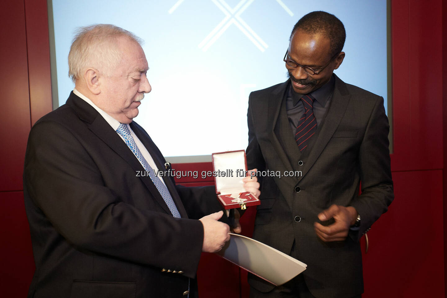 Bürgermeister Michael Häupl übergibt das Silberne Verdienstzeichen des Landes Wien an Keita Djibril, Barleiter der Silver Bar des Hotel Triest. 