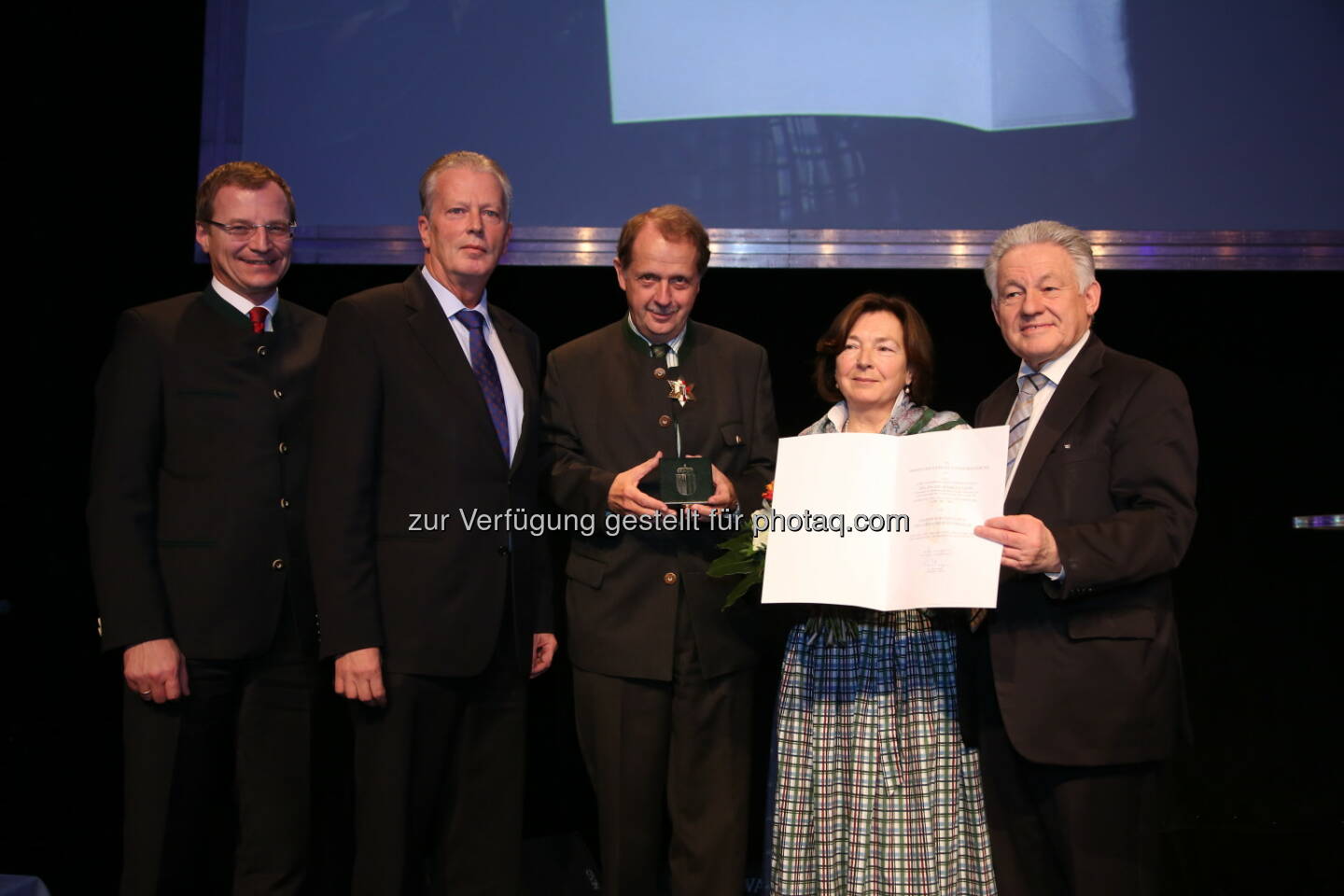 Thomas Stelzer, Klubobmann des ÖVP-Landtagsklubs, Vizekanzler und Bundesminister Reinhold Mitterlehner, Brau Union Österreich Generaldirektor Markus Liebl, Susanna Liebl, Landeshauptmann Josef Pühringer: Markus Liebl bekommt das Goldene Verdienstzeichen des Landes Oberösterreich. Bierige Geburtstagsfeier für Markus Liebl