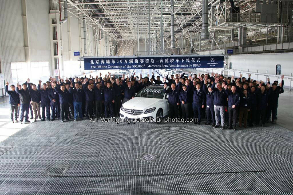 Produktionsjubiläum in China: Der 500.000ste lokal produzierte Mercedes-Benz Pkw, eine C-Klasse Langversion, rollt in Peking bei Beijing Benz Automotive (BBAC) vom Band. , © Aussendung (09.12.2014) 