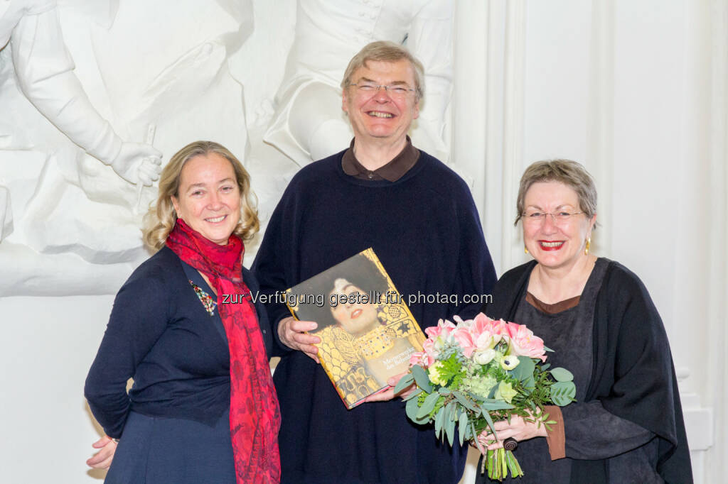 Direktorin Agnes Husslein-Arco gratuliert den millionsten Besuchern Ernie Klaner und Franz Mayrhofer im Winterpalais des Belvedere., © Aussender (09.12.2014) 