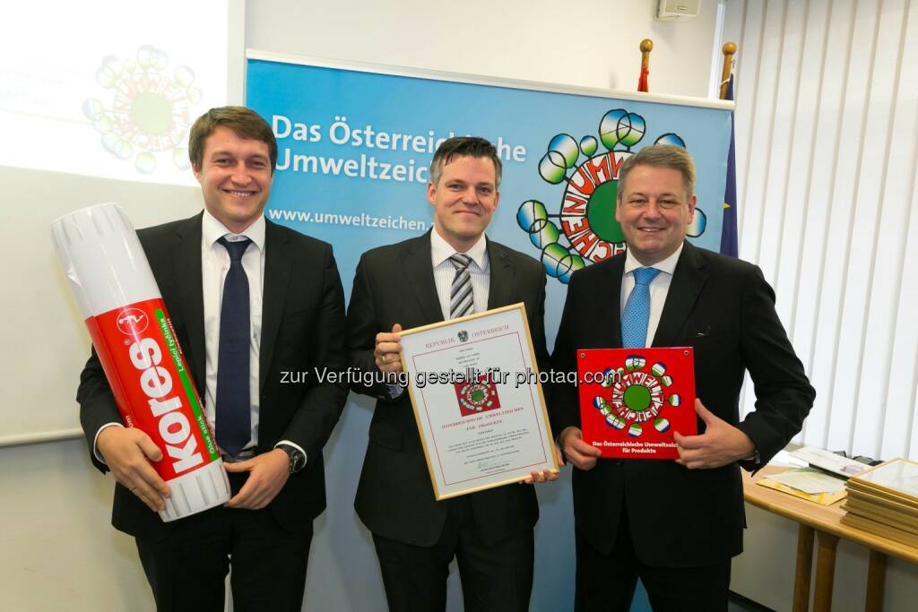 Alexander Peschel, Verkaufsleiter Kores, Helmut Bruckner, Geschäftsführer Kores, BM Andrä Rupprechter, Bundesminister für Land- und Forstwirtschaft, Umwelt und Wasserwirtschaft: Kores CE GmbH: Büro- und Schulartikelhersteller Kores erhält Österreichisches Umweltzeichen, © Aussender (10.12.2014)