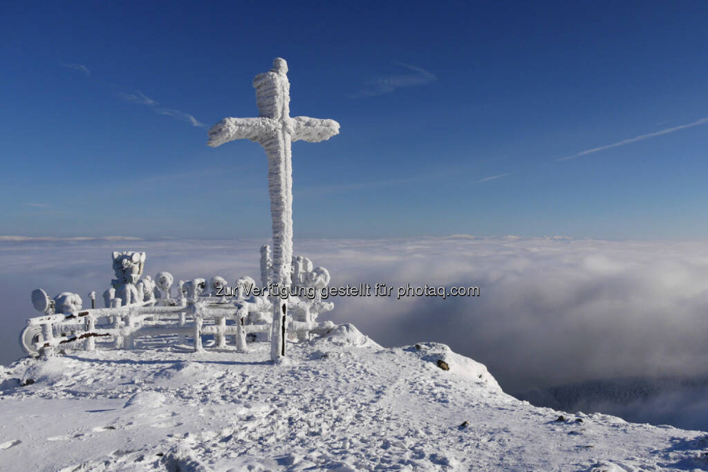 Gipfelkreuz, Berg, Schnee, top, Spitze, geschafft, erreicht, Ziel, http://www.shutterstock.com/de/pic-167627510/stock-photo-cross-on-the-top-of-the-mountain-in-winter.html, © teilweise www.shutterstock.com (10.12.2014) 