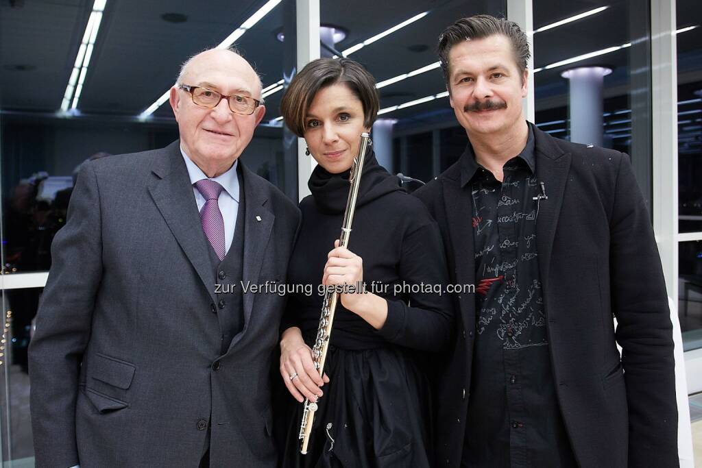 Günter Geyer (Vorstandsvorsitzender Wiener Städtische Versicherungsverein), Maria Fedotova (Flötistin) und Michael Dangl (Schauspieler): Wiener Städtische Versicherungsverein: Vorweihnachtliche Stimmung bei Kunst im Turm: Zwölf Monate Advent, © Aussendung (11.12.2014) 