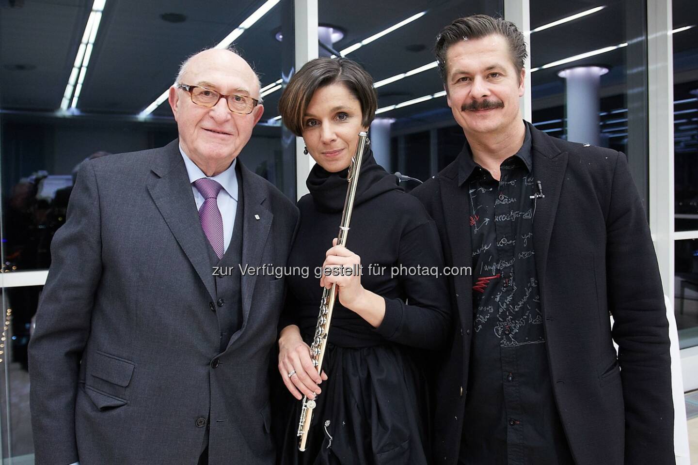 Günter Geyer (Vorstandsvorsitzender Wiener Städtische Versicherungsverein), Maria Fedotova (Flötistin) und Michael Dangl (Schauspieler): Wiener Städtische Versicherungsverein: Vorweihnachtliche Stimmung bei Kunst im Turm: Zwölf Monate Advent