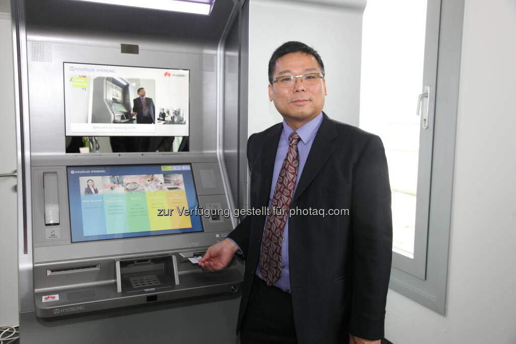 Kevin Ng, Vice President Financial Services Industry, Huawei Technologies Ltd präsentiert Bankomat der Zukunft, © Aussendung (12.12.2014) 