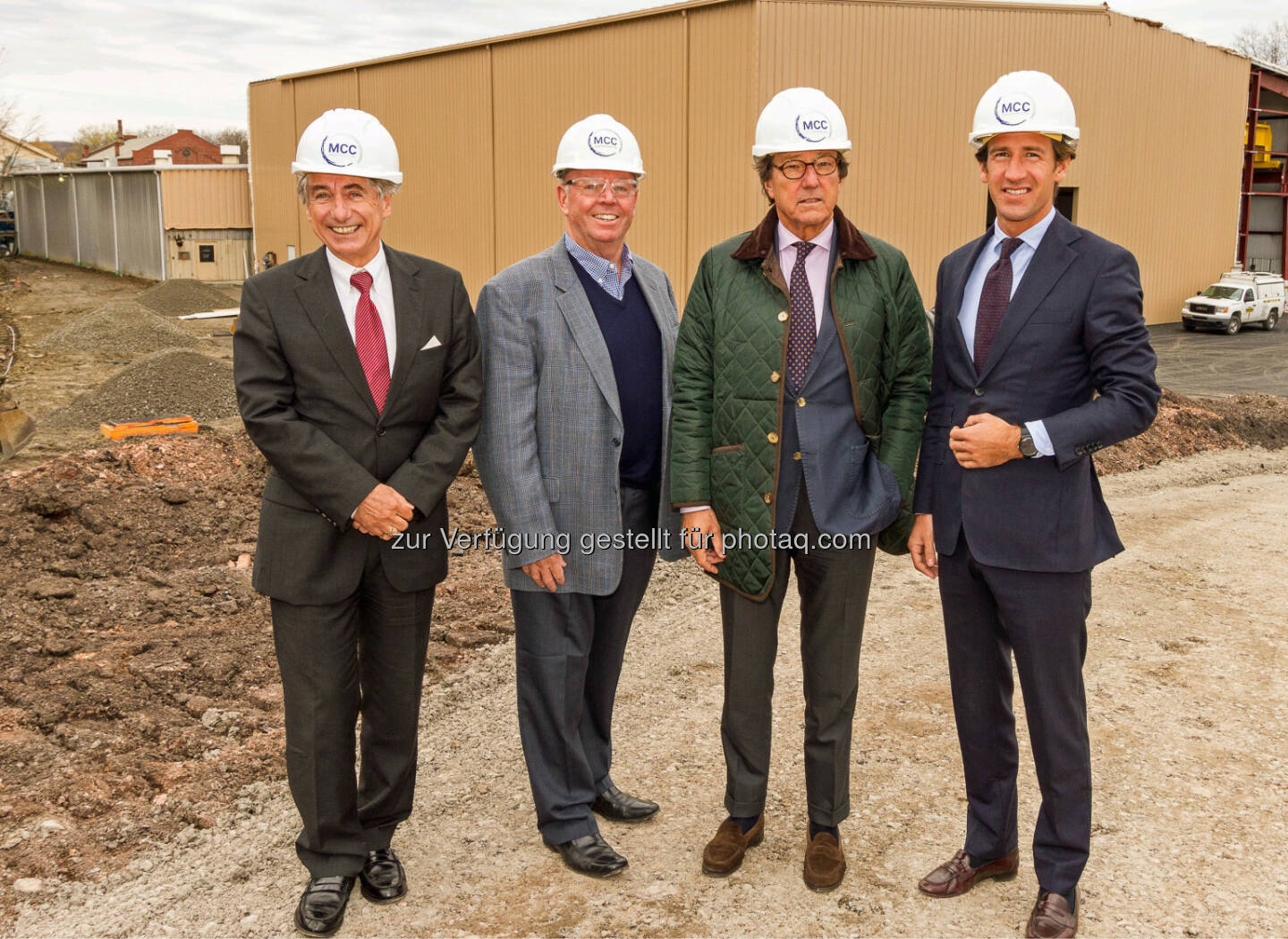 Ian Sadler (CEO von MCC International, 2.v.l.) mit Heinz Luttenberger, Rudolf Weinberger und Hubertus Weinberger (Mitglieder des Aufsichtsrates, v.l.): Das Salzburger Unternehmen Eisenwerk Sulzau-Werfen (ESW) hat in den USA eine Großinvestition getätigt. Am Firmengelände der 100-prozentigen Tochterfirma MCC International in Pennsylvania wurde eine neue Halle zur Wärmebehandlung der dort selbst produzierten und weltweit verkauften Stahlprodukte errichtet.