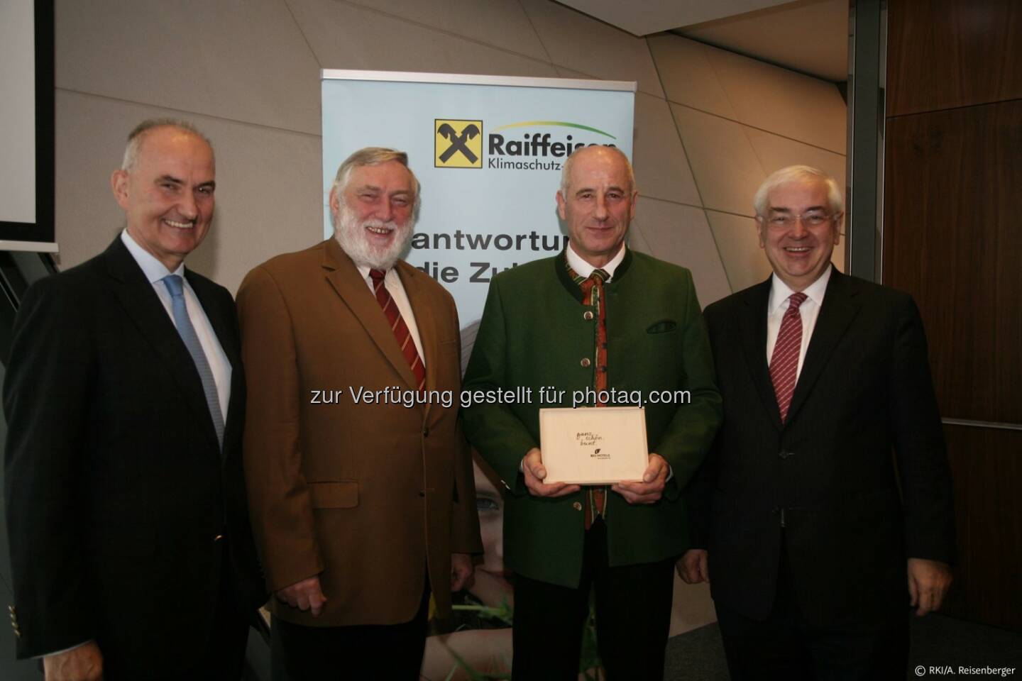 Agrana gewinnt „Raiffeisen Nachhaltigkeits-Challenge 2014“. Das von Leopold Figl (Geschäftsführer der Österr. Rübensamenzucht) eingereichte Projekt „Zwischenfruchtmischung“ konnte sich beim Ideenwettbewerb der Raiffeisen-Klimaschutz-Initiative 2014 unter mehr als 170 Einreichungen durchsetzen. Wir freuen uns über den Erfolg und gratulieren recht herzlich.  Source: http://facebook.com/AGRANA.Group