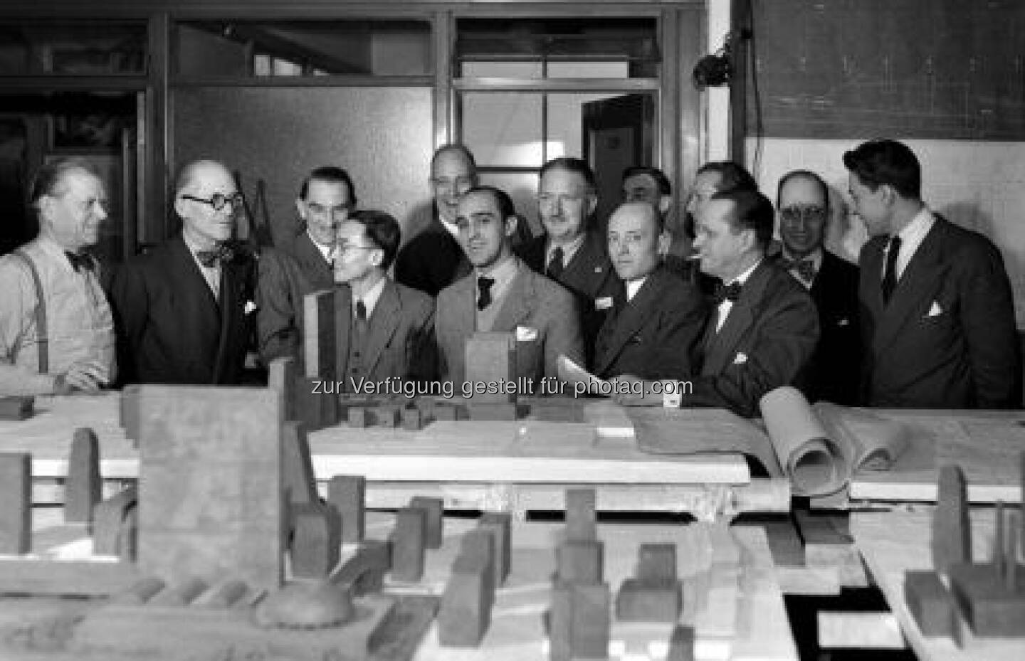 UN Konsultanten, New York 1947, 1. Reihe, von links nach rechts: S. Markelius (S), Le Corbusier (F, CH), Ssu-Chang Liang (CN), O. Niemeyer (BR), N. Bassow (SU), E. Cornier (CDN). 2. Reihe, von links nach rechts: V. Bodiansky (F), W. Harrison (USA), G.A. Faillend (AUS), M. Abramovits (USA), E. Weismann (YU), A. Antoniades (GR), M. Nowicki (PL). Foto: UN