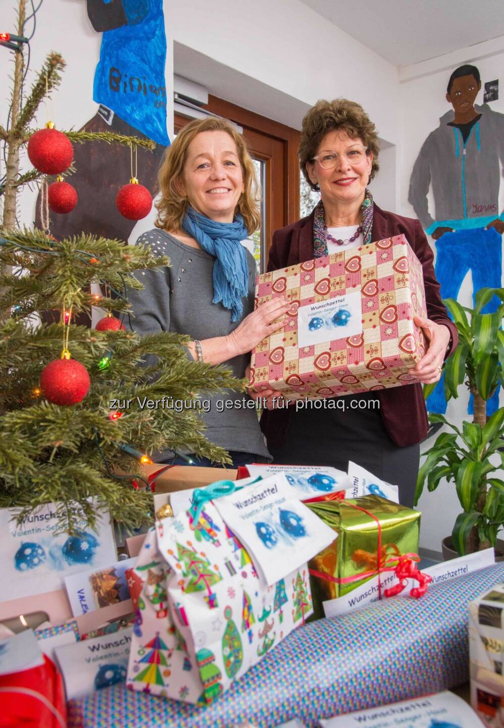 Doris Schwedtfeger (rechts) von der Commerzbank übergibt Heimleiterin Yvonne Drill-Bachhuber Geschenke für die Flüchtlingskinder im Valentin-Senger-Heim in Frankfurt: Commerzbank-Mitarbeiter spenden für Heim- und Flüchtlingskinder