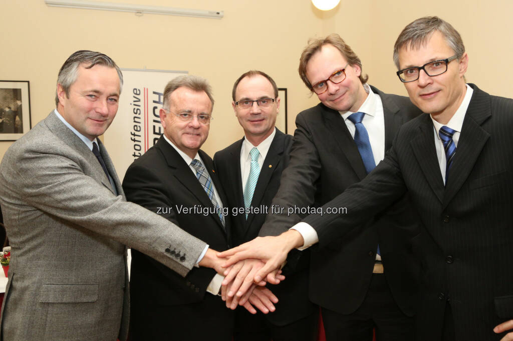 Hannes Ametsreiter (CEO A1 Telekom Austria und IOÖ-Vizepräsident), Hans Niessl (Landeshauptmann Burgenland), Franz Steindl (Landeshauptmann Stellvertreter Burgenland), Andreas Bierwirth (CEO T-Mobile Austria und IOÖ-Vizepräsident), Jan Trionow (CEO Hutchison Drei Austria und IOÖ-Vorstand): Internetoffensive Österreich: Breitbandpakt-Burgenland: Telekommunikationsunternehmen investieren bis zu 31 Mio. Euro, © Aussendung (22.12.2014) 