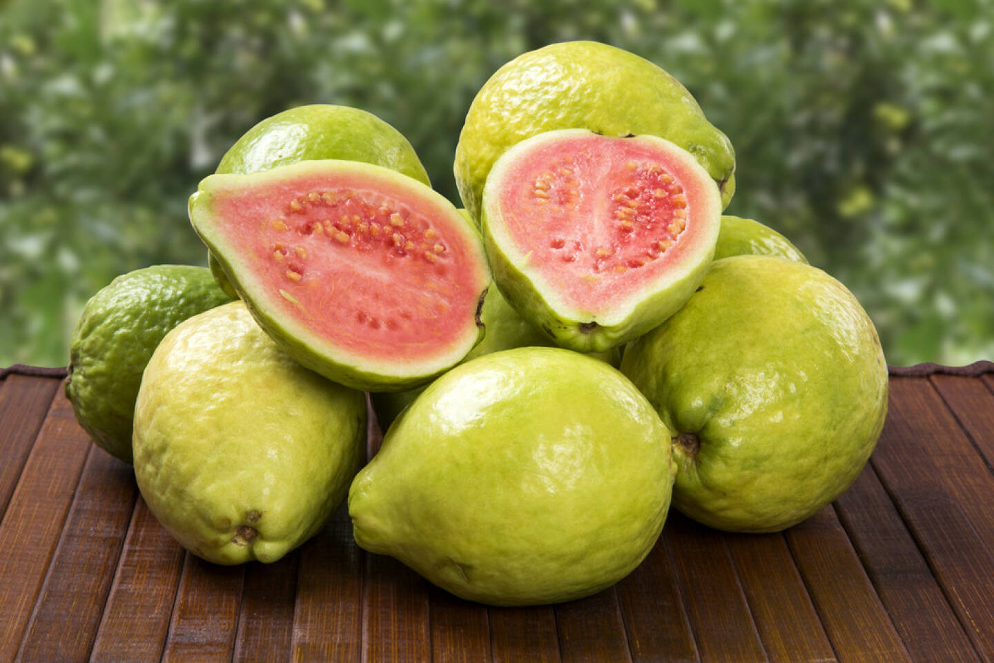 Guave, Superfruit, http://www.shutterstock.com/de/pic-198200321/stock-photo-some-brazilian-guavas-over-a-wooden-surface.html